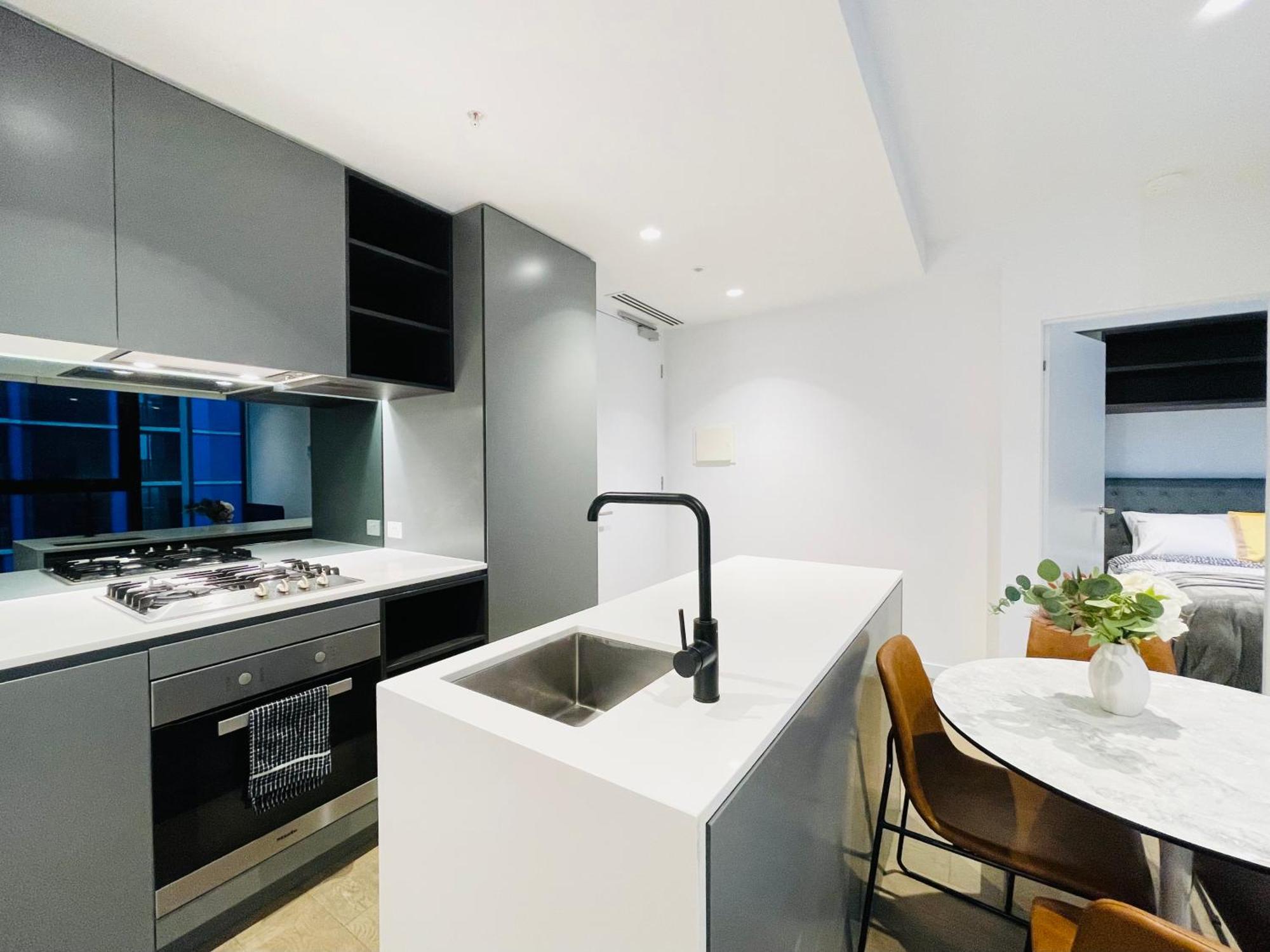 Mega Style Apartments Victoria One Melbourne Bagian luar foto